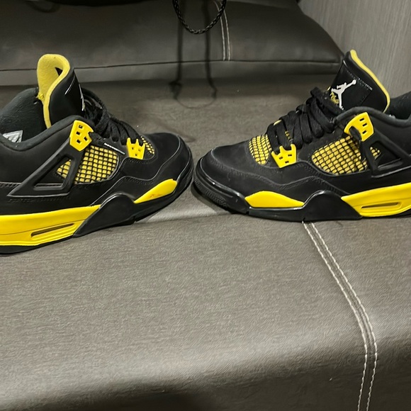 Jordan 4s retro thunder - Picture 1 of 2